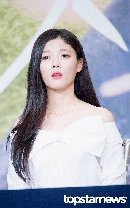 김유정 어깨노출 | 인스티즈
