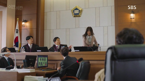 [이판사판] 감정적으로 법정에서 날뛰는 여주 판사 캐릭터.jpg | 인스티즈