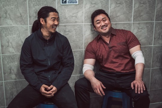 영화 범죄도시 보고 왔더니 어색해 보이는 사진 | 인스티즈