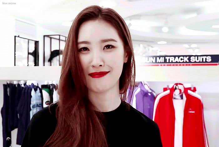 선미에게 다정하게 포옹받는 남자.jpg | 인스티즈