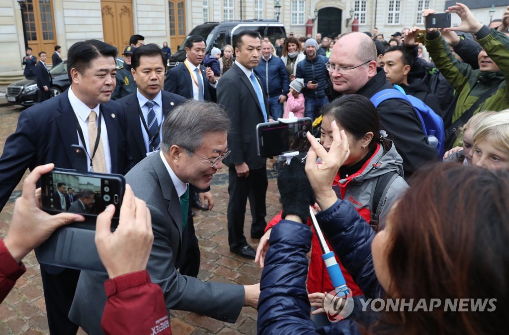 해외에서 인기폭팔중인 문 대통령 | 인스티즈