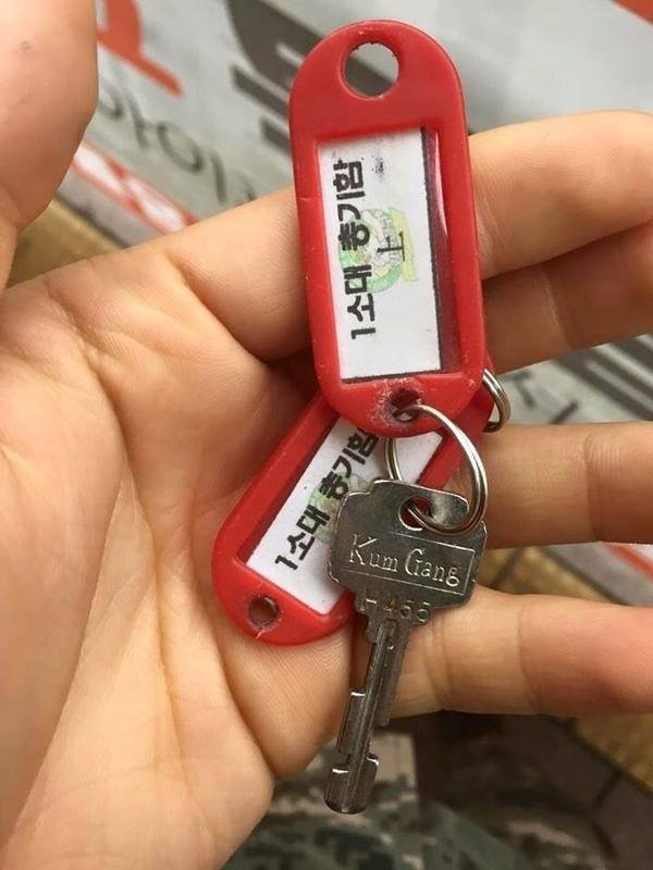 ??? : 형 군복주머니에서 이거 나왔는데 이거 뭐야? | 인스티즈