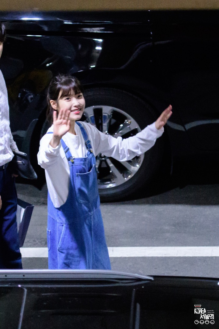 아이유 2017년 대학생룩 모음.jpg | 인스티즈