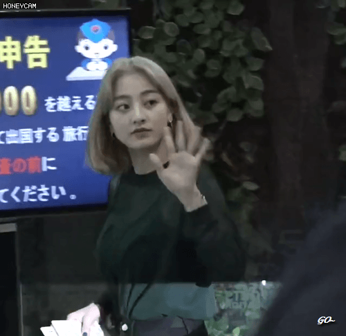 마이크가 2개라 당황한 지효 | 인스티즈
