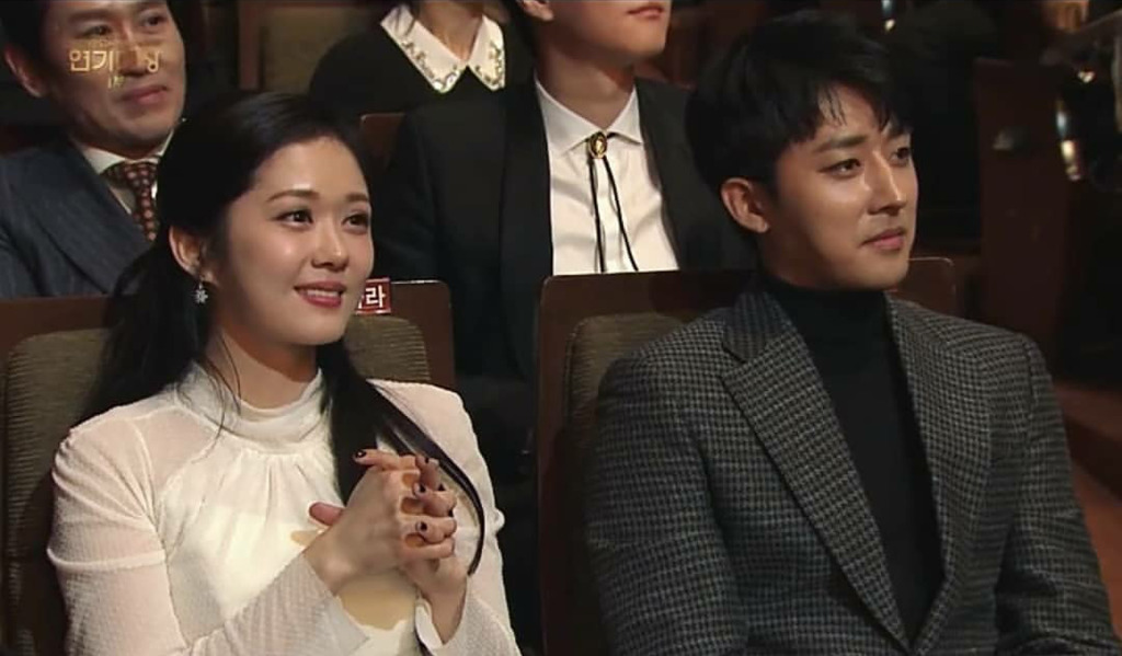 KBS시상식) 장나라를 현실남편 눈빛으로 쳐다보는 손호준.JPG | 인스티즈