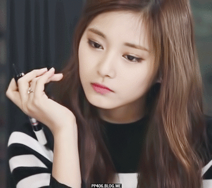 전성기 오기도 전에 어빌 200을 찍어버린 99년생 쯔위.gif | 인스티즈