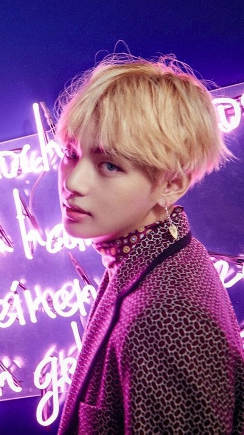 얼굴로 악세사리 존재감 하락시키는 방탄소년단 뷔.jpgif | 인스티즈