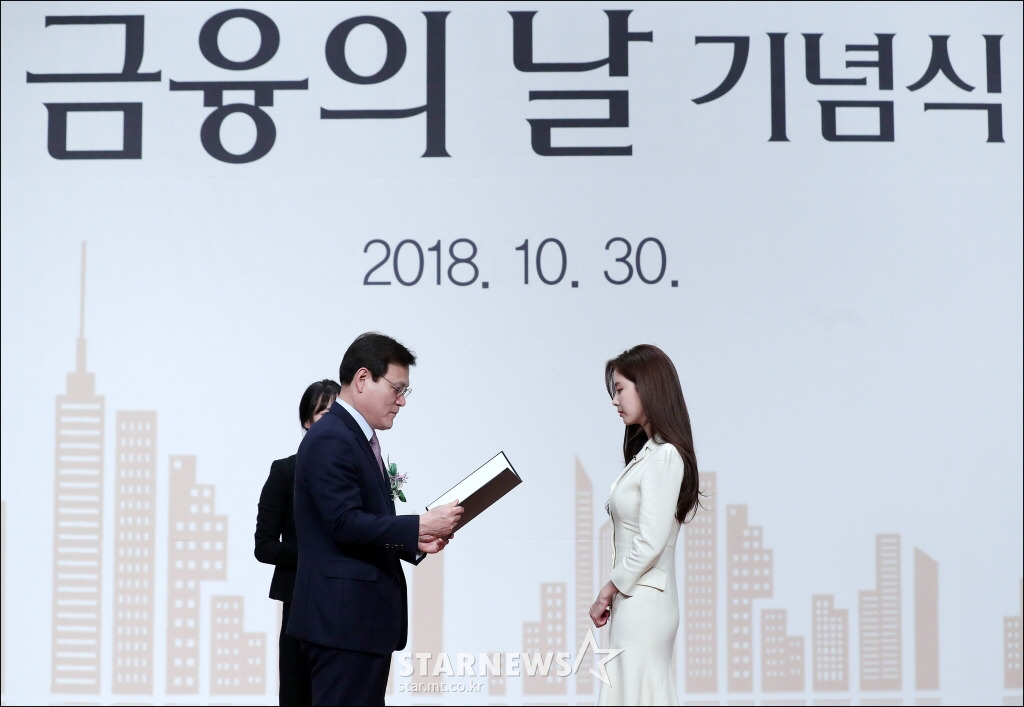 오늘자 국무총리 표창받는 서현.jpg | 인스티즈