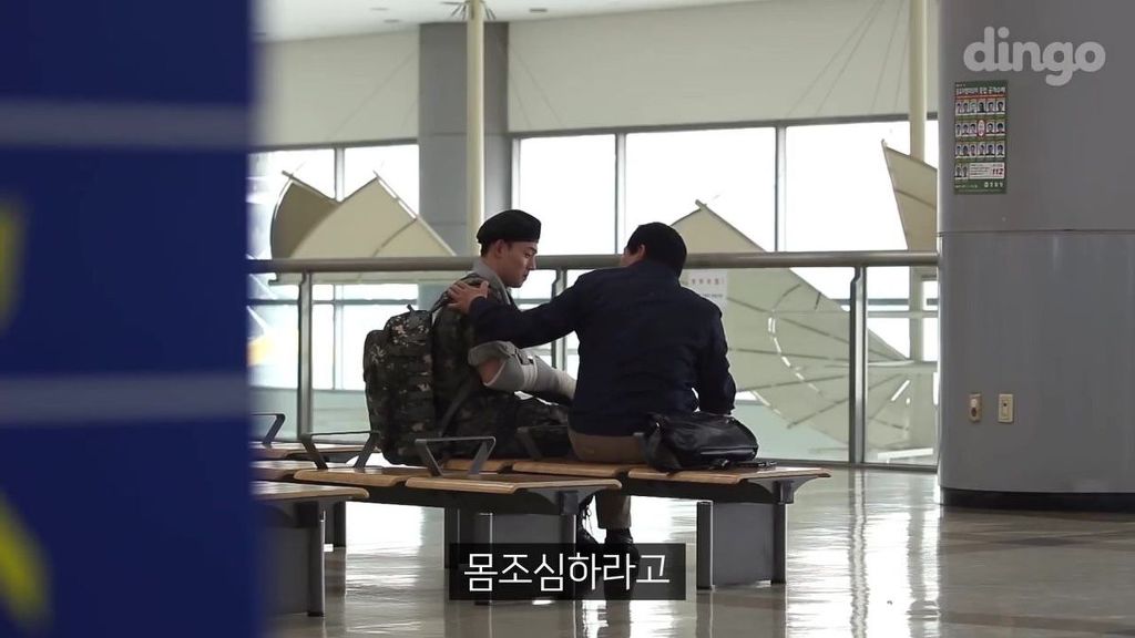 팔을 다친 군인이 신발 끈을 묶어달라고 부탁 한다면?...JPG | 인스티즈