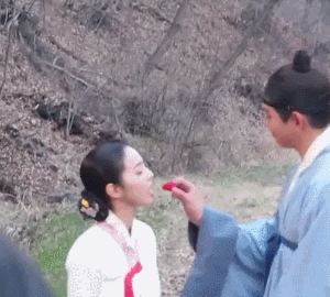 딸기 나눠먹는 채수빈 윤균상 | 인스티즈