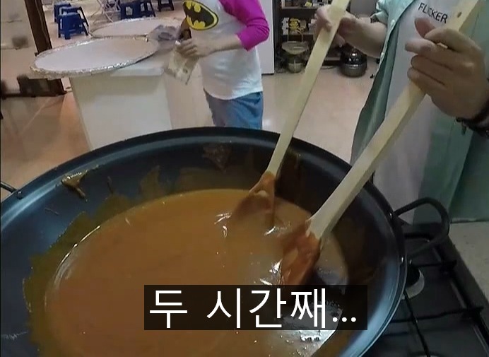 [미운오리새끼] 달고나 만드는 김건모 .jpg | 인스티즈