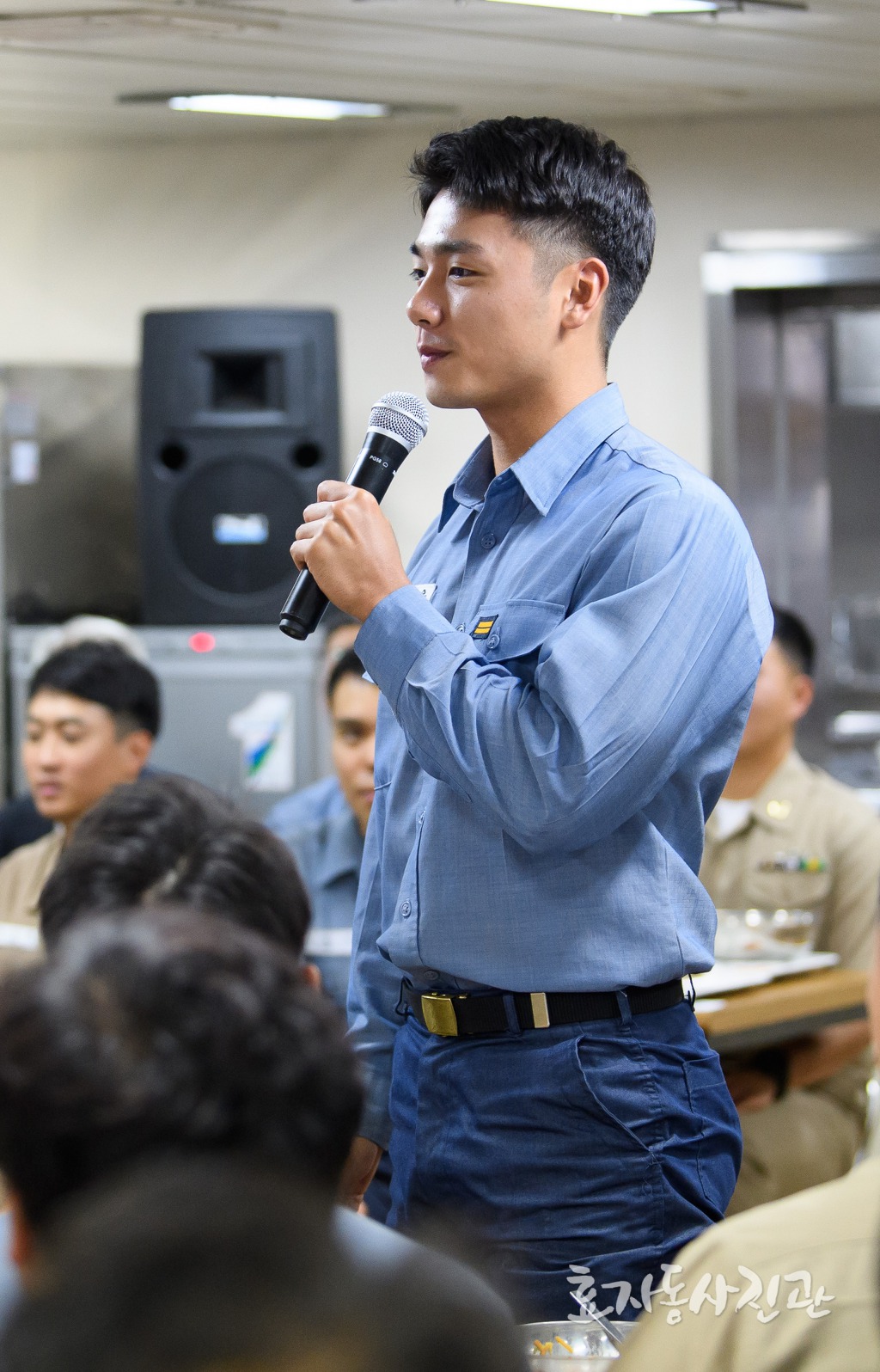 문재인 대통령님 머리 빗겨드린 군인 | 인스티즈