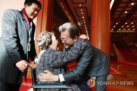 위안부 할머니 환영하는 문재인 대통령 완전 감동임 ㅠㅠㅠ | 인스티즈