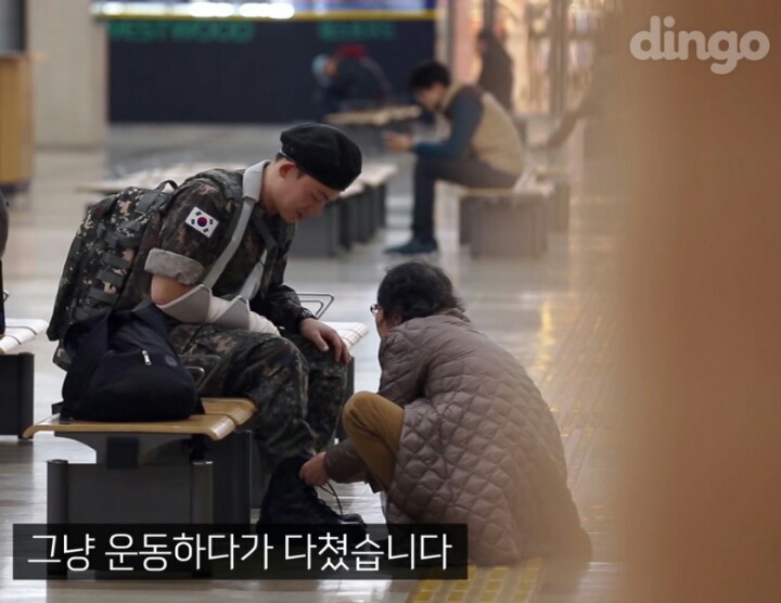 팔을 다친 군인이 전투화 끈을 묶어달라고 한다면? | 인스티즈