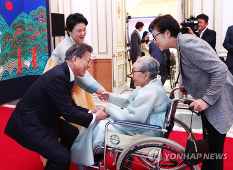 오늘 청와대에 최초로 초청받은 위안부 피해자 김복동 할머니!! | 인스티즈