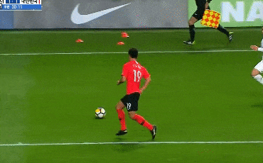 김영권 미끄러지는 장면.gif | 인스티즈
