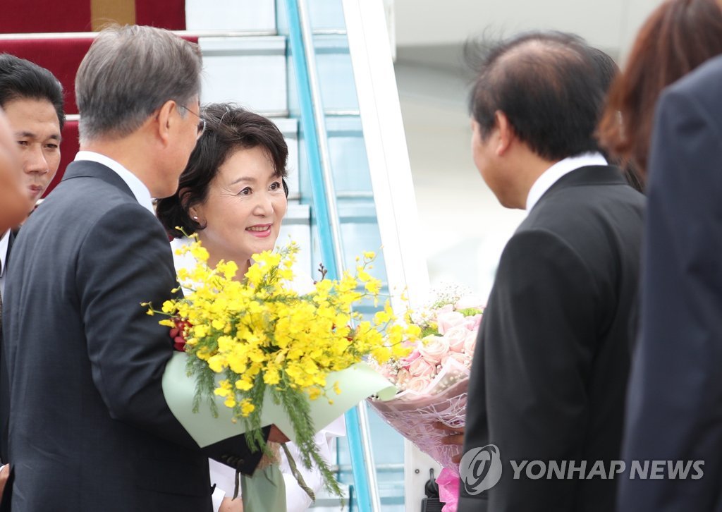 베트남 다낭에 도착한 문재인 대통령과 김정숙 여사 | 인스티즈