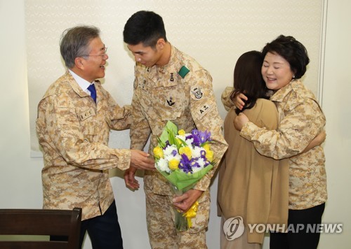 아랍에미리트 아크부대로 파병간 예비신랑에게 깜짝 선물 준비한 청와대즈 (데이터주의) | 인스티즈