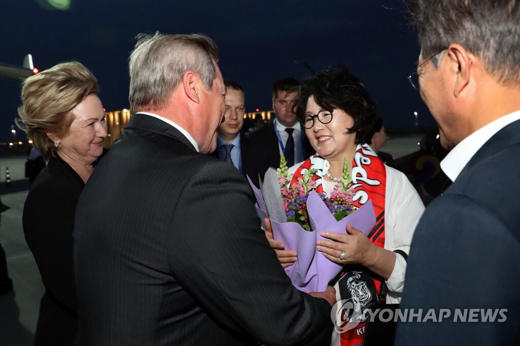 러시아 국빈방문 마치고 귀국하는 문재인 대통령.jpg | 인스티즈
