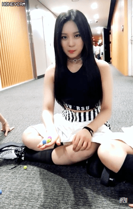 음악방송 대기타임에 공기놀이하는 여자친구.gif | 인스티즈