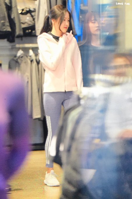 아디다스 매장 방문한 손나은.jpg | 인스티즈