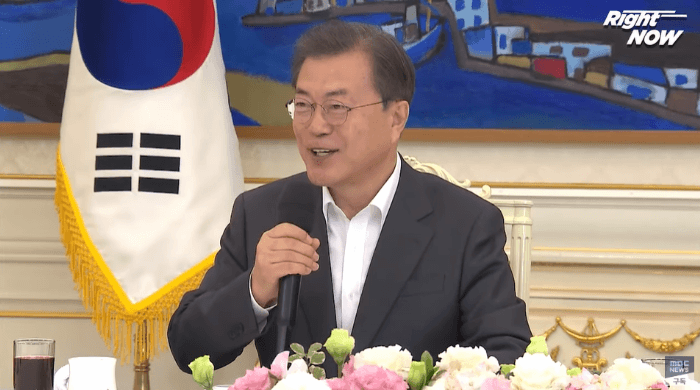 바로 옆에서 대통령님 말씀하시는 걸 보면서 저는 충격의 도가니에 빠졌습니다.gif | 인스티즈