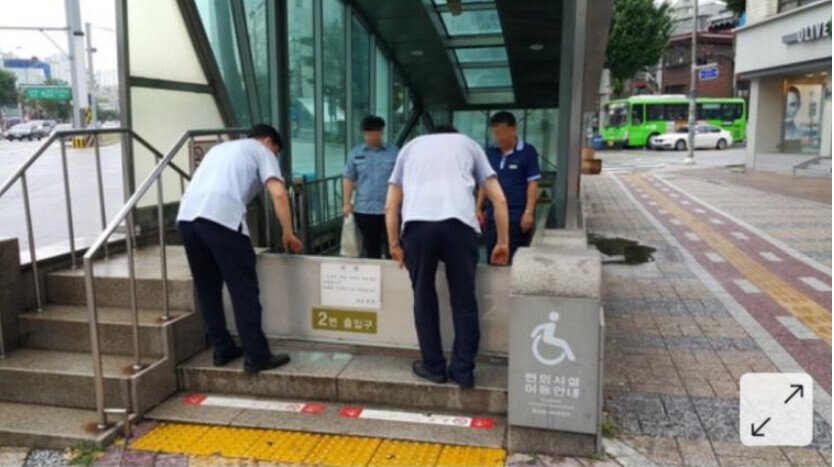 이상한 지하철역앞 계단의 용도.JPG | 인스티즈