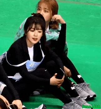 신나게 웃다가 사레들린 아이린.gif | 인스티즈