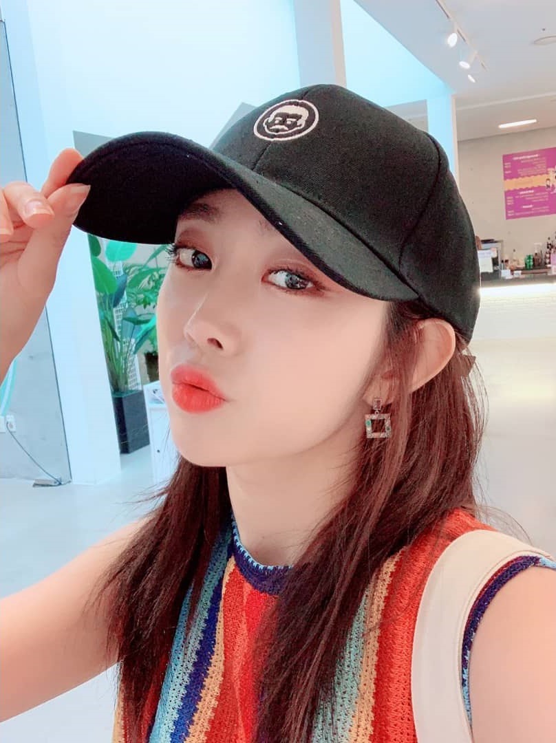 휴가 받아서 퀸 전시회 관람한 러블리즈의 락매니아 서지수.jpg | 인스티즈