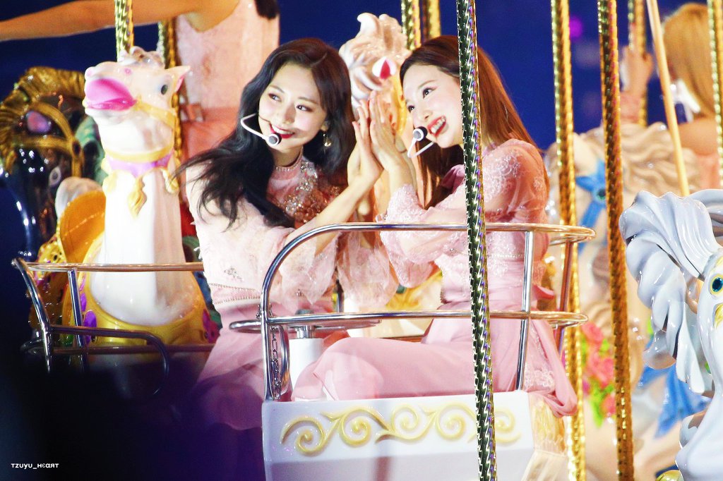 어제 골든디스크어워즈 트와이스 쯔위의 미모ㄷㄷㄷ.jpgif | 인스티즈