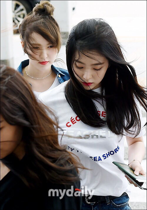 바람 부는 공항의 아이린.jpg | 인스티즈