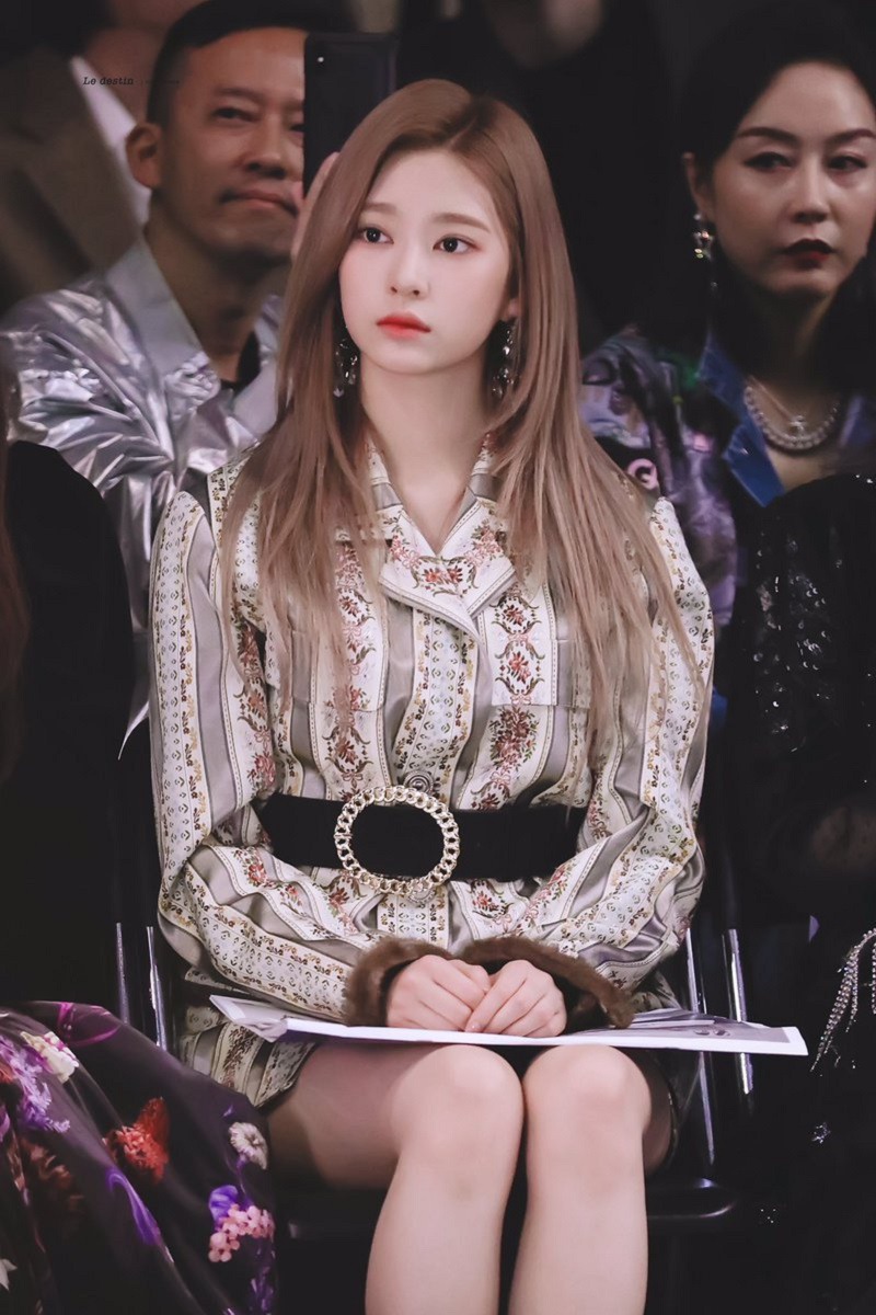 해변가에서 미모를 뽐내는 김민주 | 인스티즈