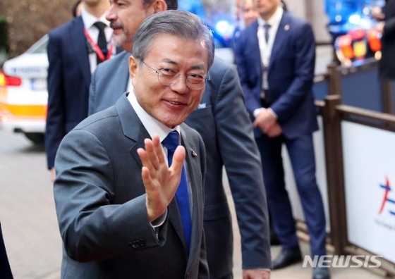 아셈 정상회의 각국 정상들과 인사 나누는 문재인 대통령.jpg | 인스티즈