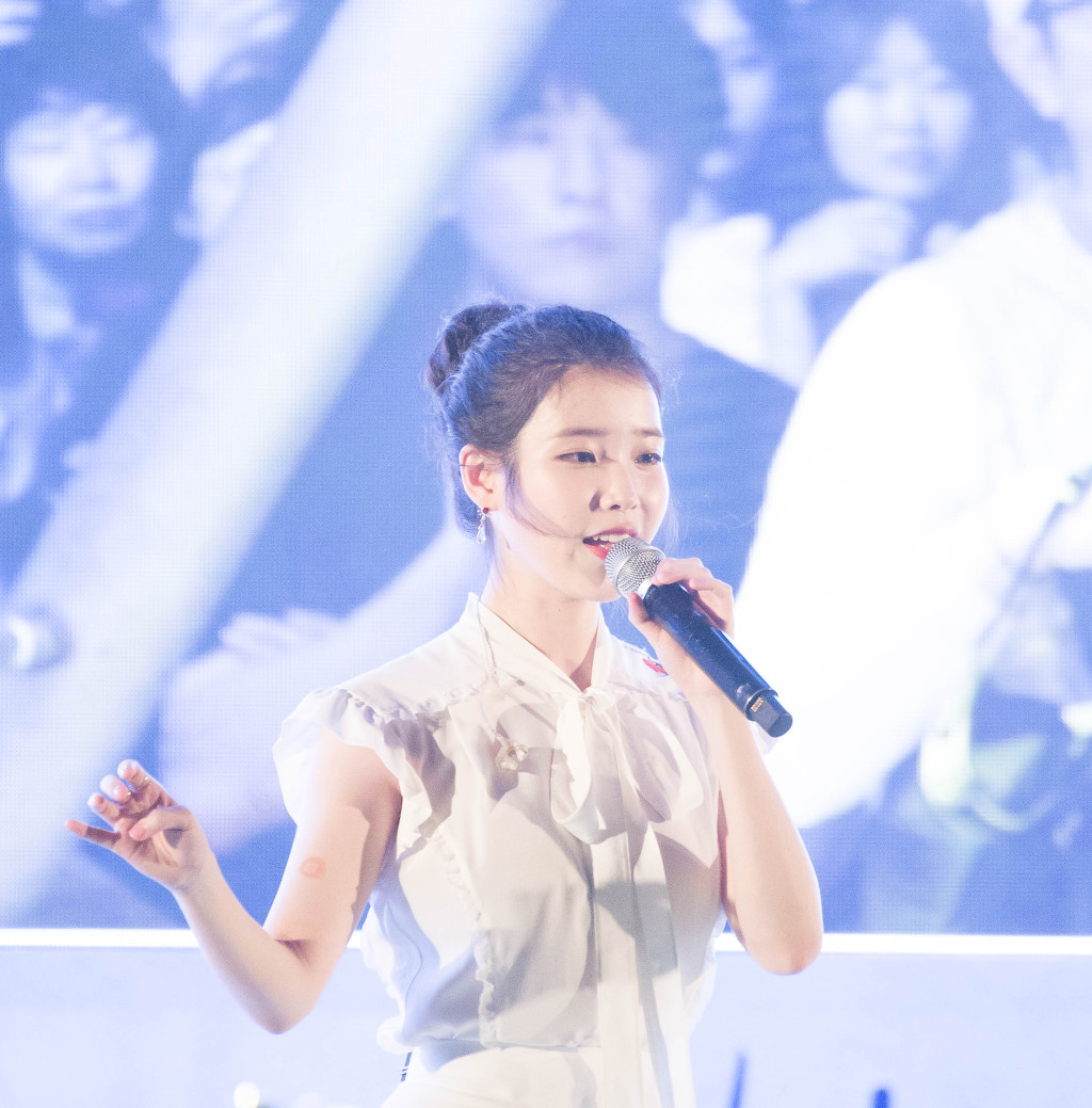 180803 아이유 IU 라이브 해운대 하이트 feat.지은이 쏘주 원샷~ | 인스티즈