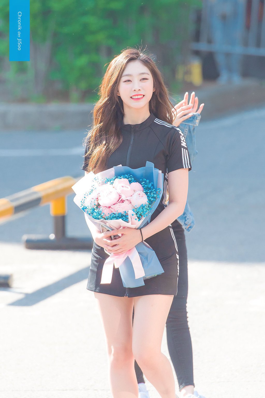 자기도 조금은 이쁜거 알고 있는 뻔뻔한 러블리즈 서지수.gif | 인스티즈