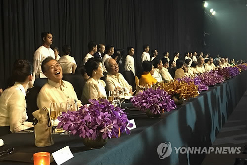 필리핀 아세안 정상회의 갈라 만찬장 쑤기 여사님 의상이 ㄷㄷㄷ | 인스티즈