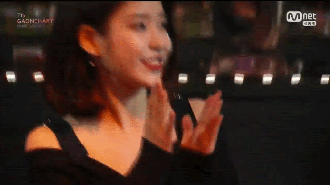 오늘 가온어워드 5관왕 아이유.gif | 인스티즈