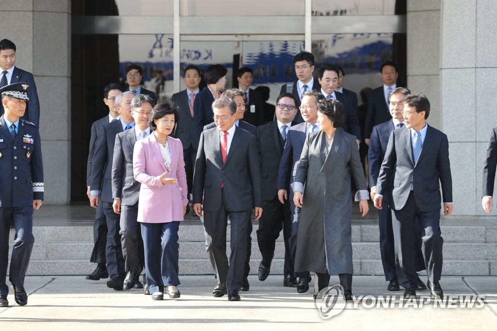 인도네시아로 출국한 문재인 대통령과 김정숙 여사 | 인스티즈