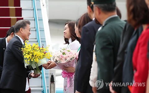 [APEC정상회의] 베트남에 도착한 문재인 대통령.jpg | 인스티즈