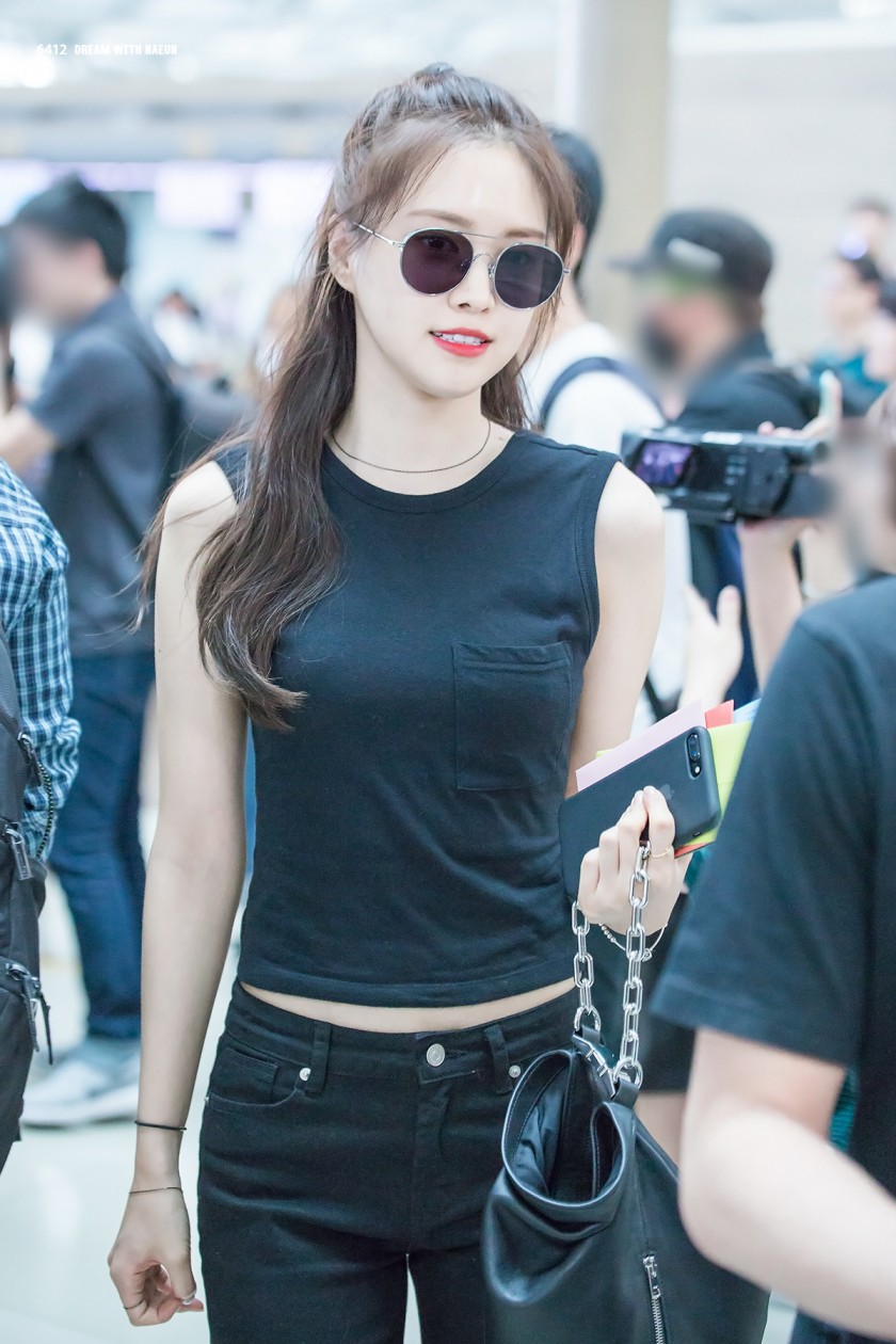 인천공항에서 출국하는 손나은.jpg | 인스티즈