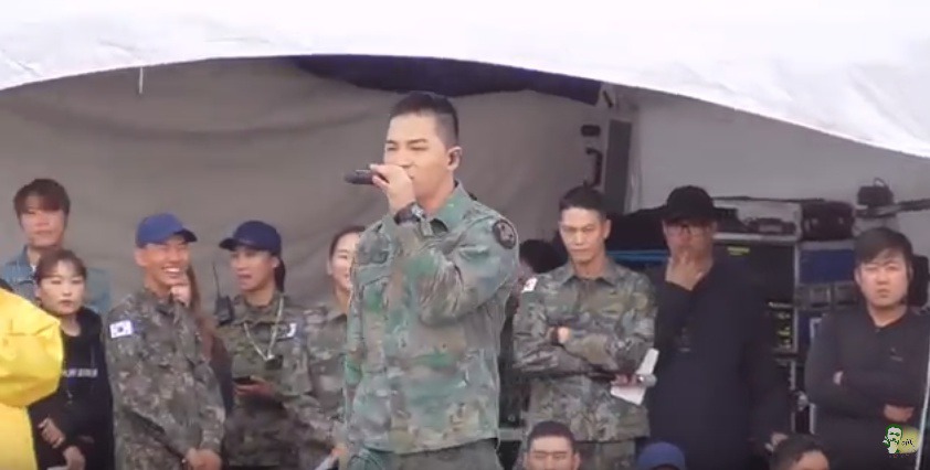 일병을 보는 병장의 눈빛.jpg | 인스티즈