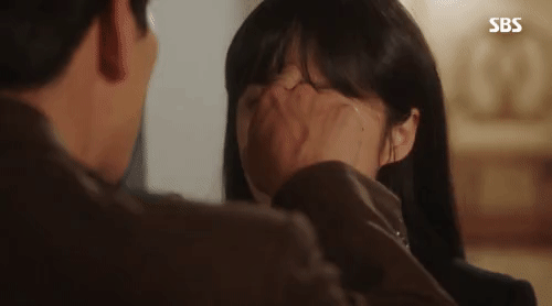 [황후의품격] 자신을 경멸하는 여주에게 점점 신경이 쓰이기 시작하는 쓰레기황제.gif | 인스티즈