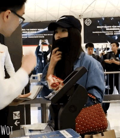 여권 얼굴 대조하는 슬기.jpgif | 인스티즈